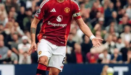 曼联3-2伯恩利！B费点球绝杀，2次领先2次扳平，阿莫林向梅努妥协